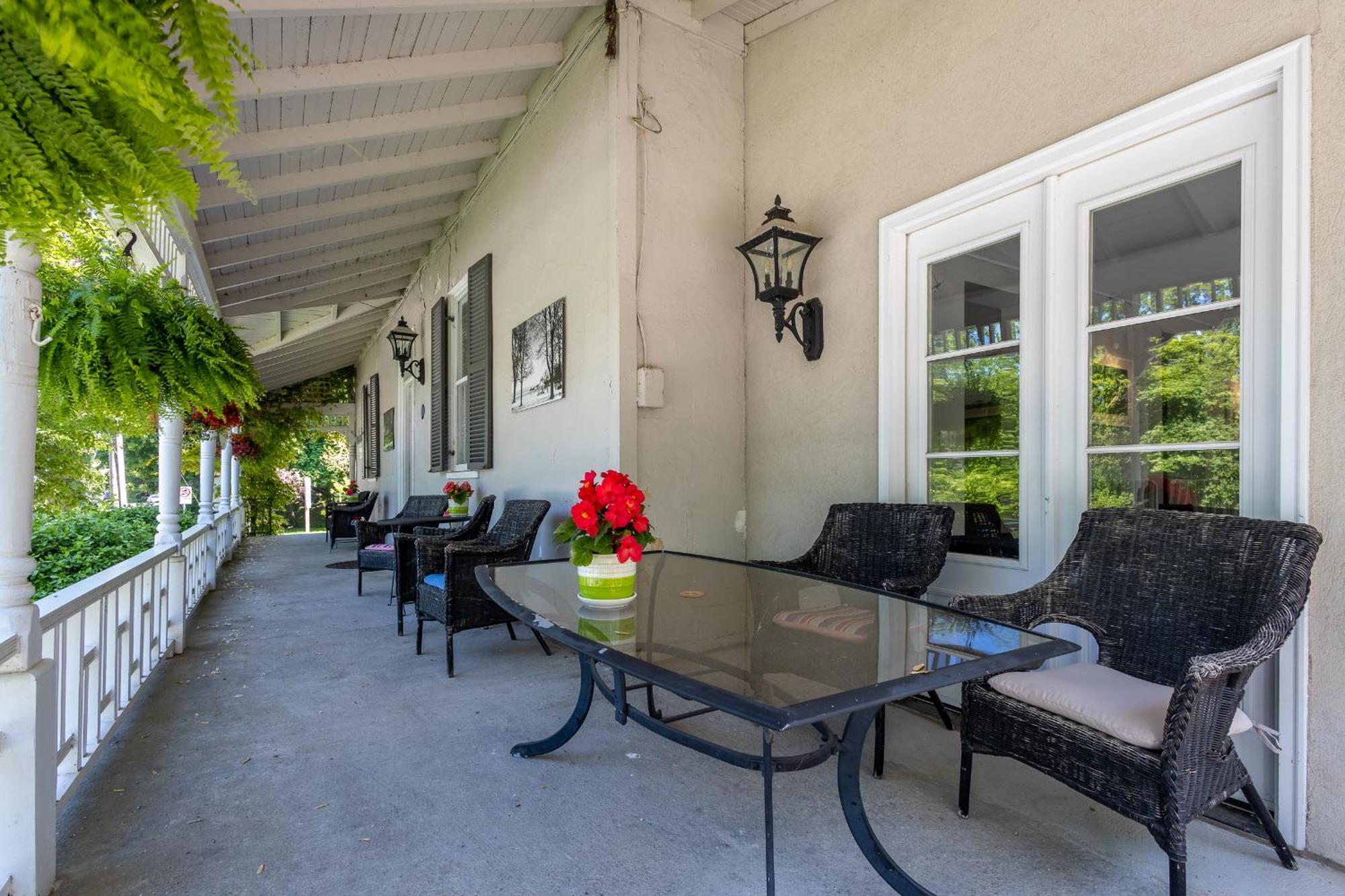 The Old Bank House Hotel Niagara-on-the-Lake Bagian luar foto